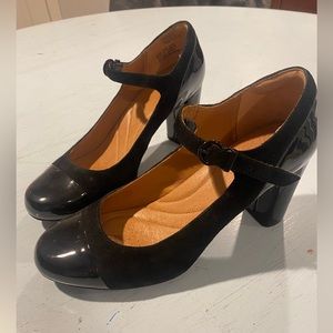 Clarks Indigo black suede/patten leather Mary Jane style heel size 9 1/2